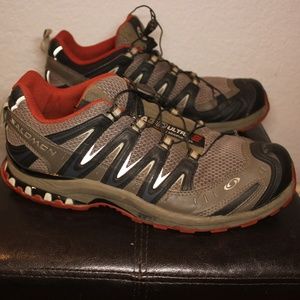 Salomon trail running / hiking sneakers